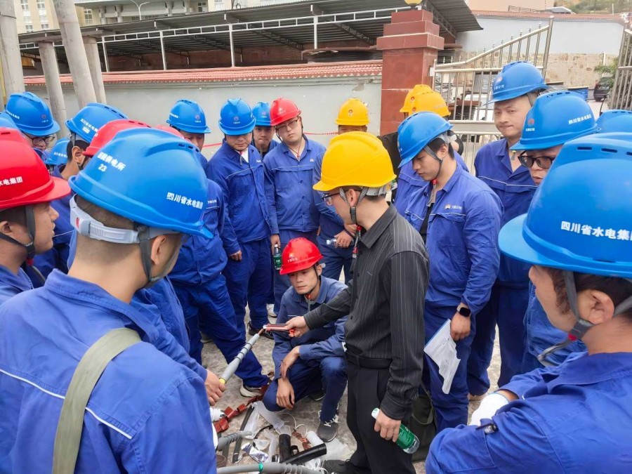 圖3為老師講解制作電纜頭細(xì)節(jié)